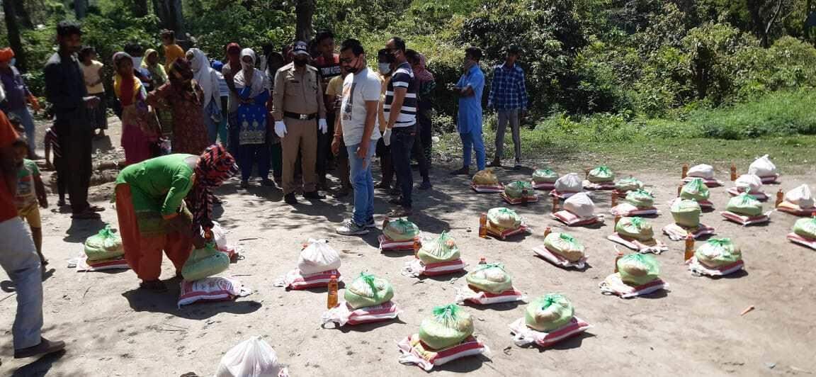 किच्छा- गरीबों की मसीहा बनी सात युवाओं की टीम, ऐसे जरूरतमंदों तक पहुंचा रहे राशन