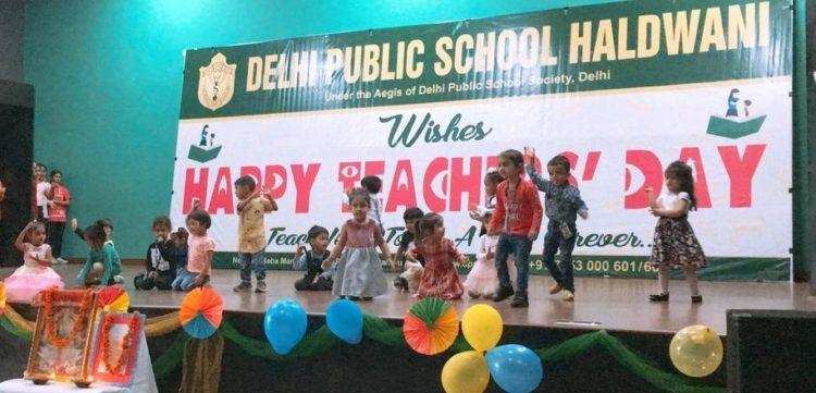 हल्द्वानी- दिल्ली पब्लिक स्कूल में मनाया गया शिक्षक दिवस, रेट्रो थीम ने लगाये कार्यक्रम में चार चांद