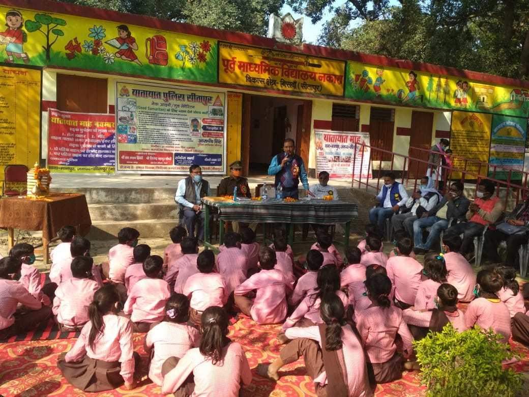 सीतापुर: कंपोजिट विद्यालय मेंं बच्चो को दी गई यातायात संबंधी जानकारी
