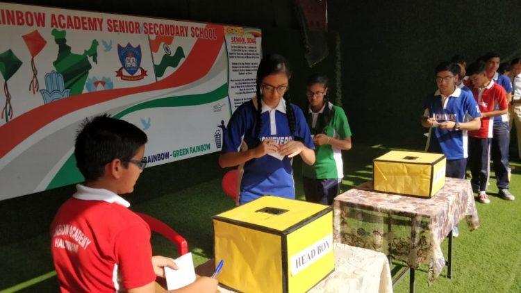 हल्द्वानी-लोकतंत्र की तर्ज पर रेनबो ऐकेडमी में हुआ मतदान, छात्रों ने समझाई वोट की कीमत