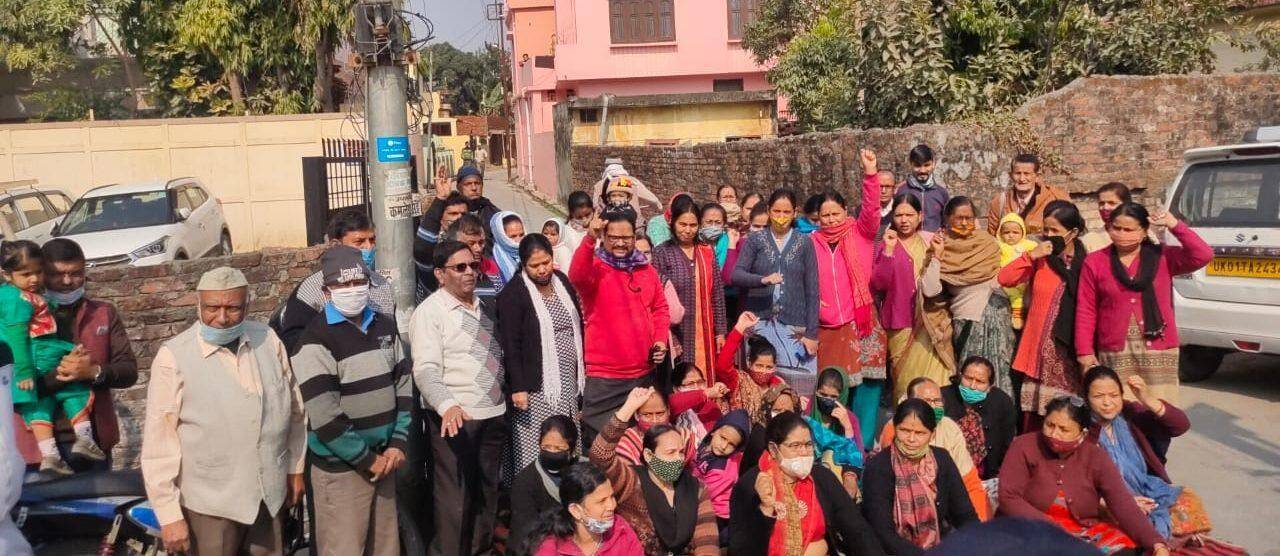 हल्द्वानी- आईजी आवास के पीछे बिक रही स्मैक, महिलाओं ने प्रदर्शन कर दी ये चेतावनी