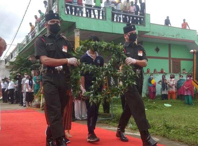 देहरादून- शहीद राजेन्द्र के अंतिम दर्शनों को उमड़ी भीड़, सरकार शहीद की पत्नी को देेंगी सरकारी नौकरी-सीएम