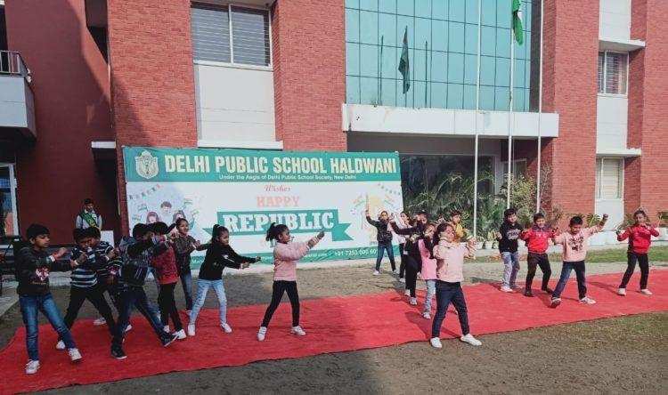 हल्द्वानी-दिल्ली पब्लिक स्कूल में मची गणतंत्र दिवस की धूम, देशभक्ति की लघु नाटिका ने जीता दिल