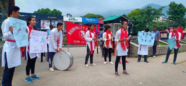 हल्द्वानी-नैनी वैली के छात्र-छात्राओं ने चलाया जागरूकता अभियान, ऐसे दी लोगों को डेंगू से बचाव की जानकारी