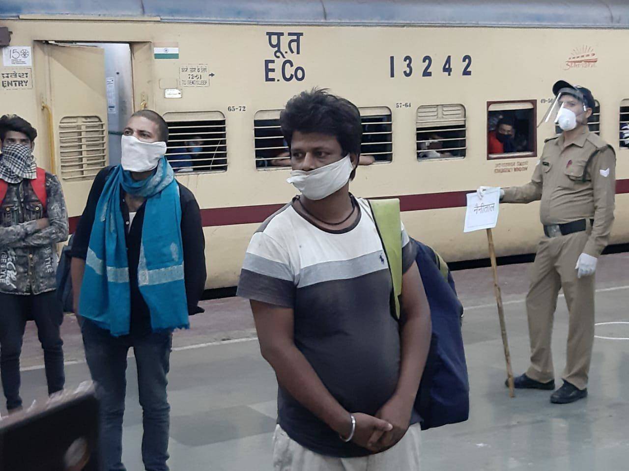 हल्द्वानी-गुजरात से आये 1200 प्रवासी 33 बसों में हुए रवाना, प्रवासियों के चेहरे पर ऐसे दिखी मुस्कान