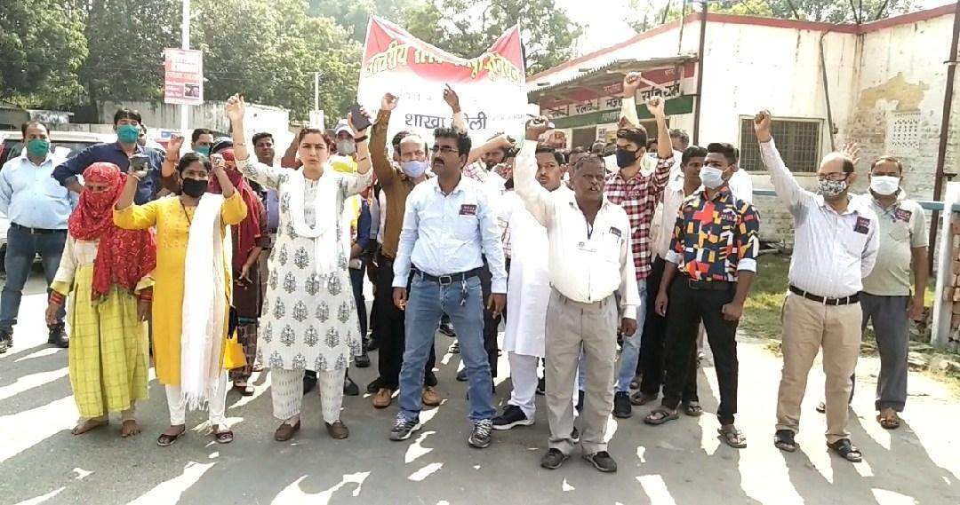 Bareilly: केंद्र कर्मचारियों ने निकाला विजय जुलूस, सरकार के फैसले पर जाहिर की खुशी