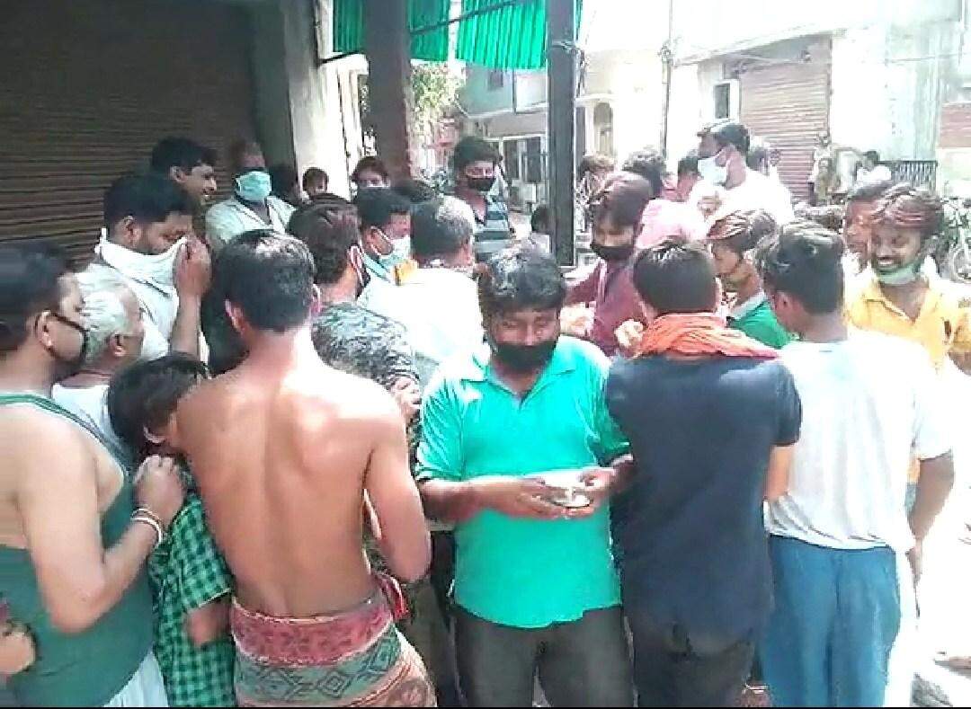 LOCKDOWN: समाजसेवा के लिए भूल गये सोशल डिस्‍टेंसिंग को, लोगों के सर पर मंडरा रहा है खतरा 