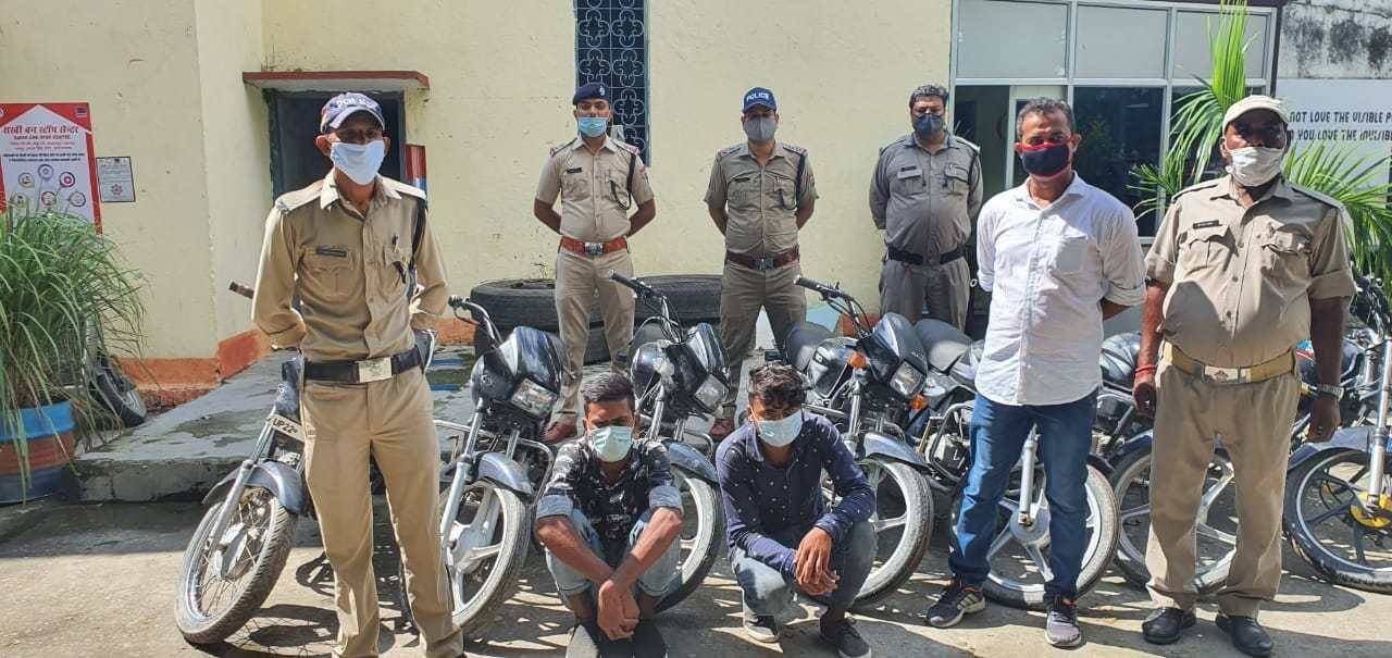 रुद्रपुर: दो बाइक चोरों की गिरफ्तारी के बाद कहां से बरामद हुई मोटरसाइकिलें और फिर पुलिस में क्यों मचा हड़कंप