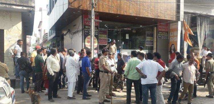 काशीपुर- दिनदहाड़े मोबाइल की दुकान में लूट ,युवती की धारदार हथियार से की हत्या मचा हड़कंप देखिए