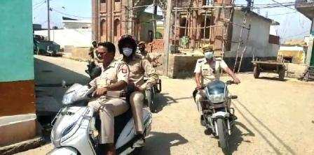 LOCKDOWN: करमपुर चौधरी गाँव में पुलिस फोर्स की तैनाती से पसरा सन्नाटा