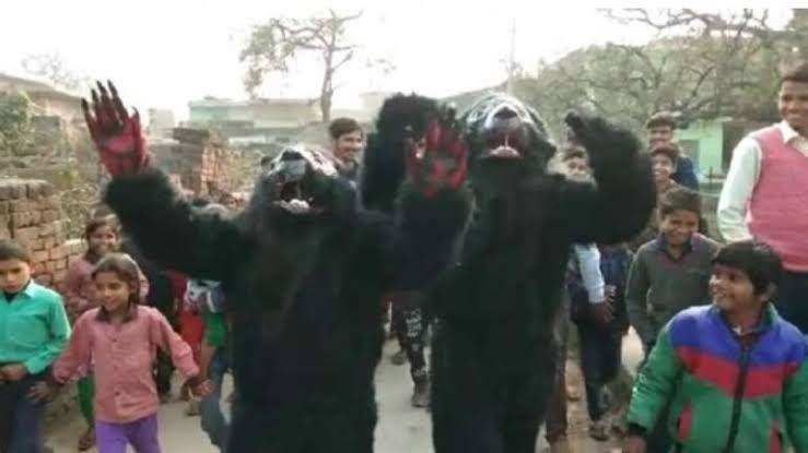 अजब-गजब: यूपी के वित्तमंत्री के जिले में बंदर भगाने के लिए इंसान बने भालू