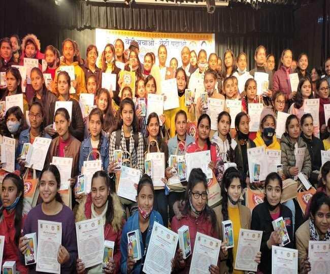 देहरादून-राष्ट्रीय बालिका दिवस पर बोर्ड मेधावियों को बांटे स्मार्ट फोन, देखिये मेधावियों की पूरी लिस्ट