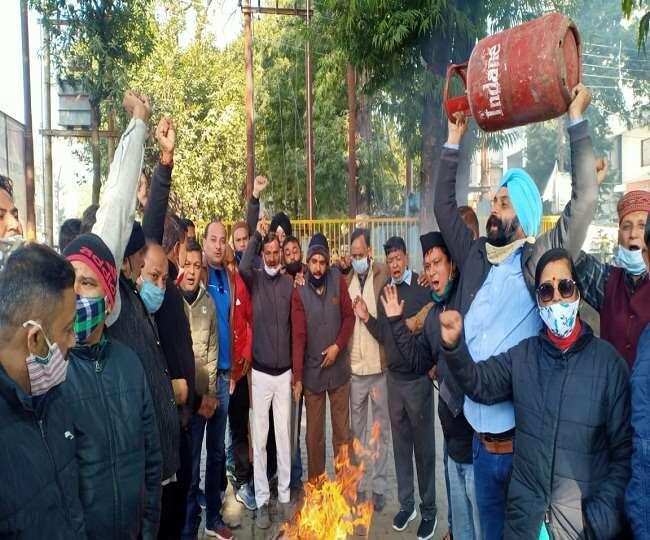 हल्द्वानी-15 दिन में 100 रूपये बढ़े गैस सिलेंडर के दाम, कांग्रेसियों ने ऐसे किया मोदी सरकार का विरोध