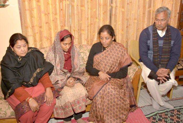 देहरादून- शहीद सिद्धार्थ नेगी के परिवार को सीएम व रक्षा मंत्री ने बढ़ाया ढांढस, शोक संतप्त परिजनों को दी सांत्वना