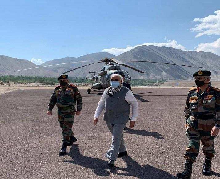 प्रधानमंत्री नरेंद्र मोदी ने अचानक किया लद्दाख का दौरा, बॉर्डर पर तैनात जवानों का बढ़ाया हौसला