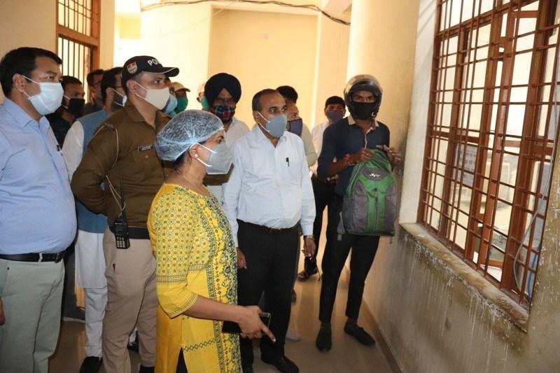 बाजपुर-अन्नदाता की पीड़ा सुनकर धान खरीद केंद्र पहुँची डीएम रंजना, लापरवाह कर्मचारियों को ऐसे सुनाया