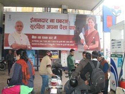 नई दिल्ली-सार्वजनिक स्थानों से प्रधानमंत्री के तस्वीरों वाले विज्ञापन हटाने की मांग, कांग्रेस पहुंची चुनाव आयोग