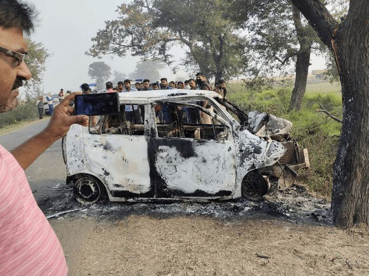यूपी: प्रयागराज में सड़क हादसे के बाद आग लगने से कार में ही जलकर खाक हो गए चार लोग