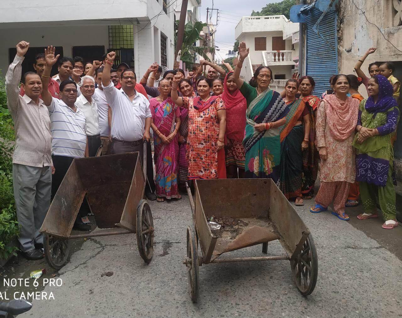 हल्द्वानी-पार्षद रवि जोशी के नेतृत्व में लोगों का प्रदर्शन, बोले मेयर साहब नगर निगम नहीं आया हमारे द्वार