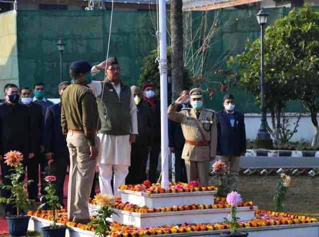 देहरादून-मुख्यमंत्री त्रिवेंद्र सिंह रावत ने किया ध्वजारोहण, झांकियों में ये रहे सबसे खास