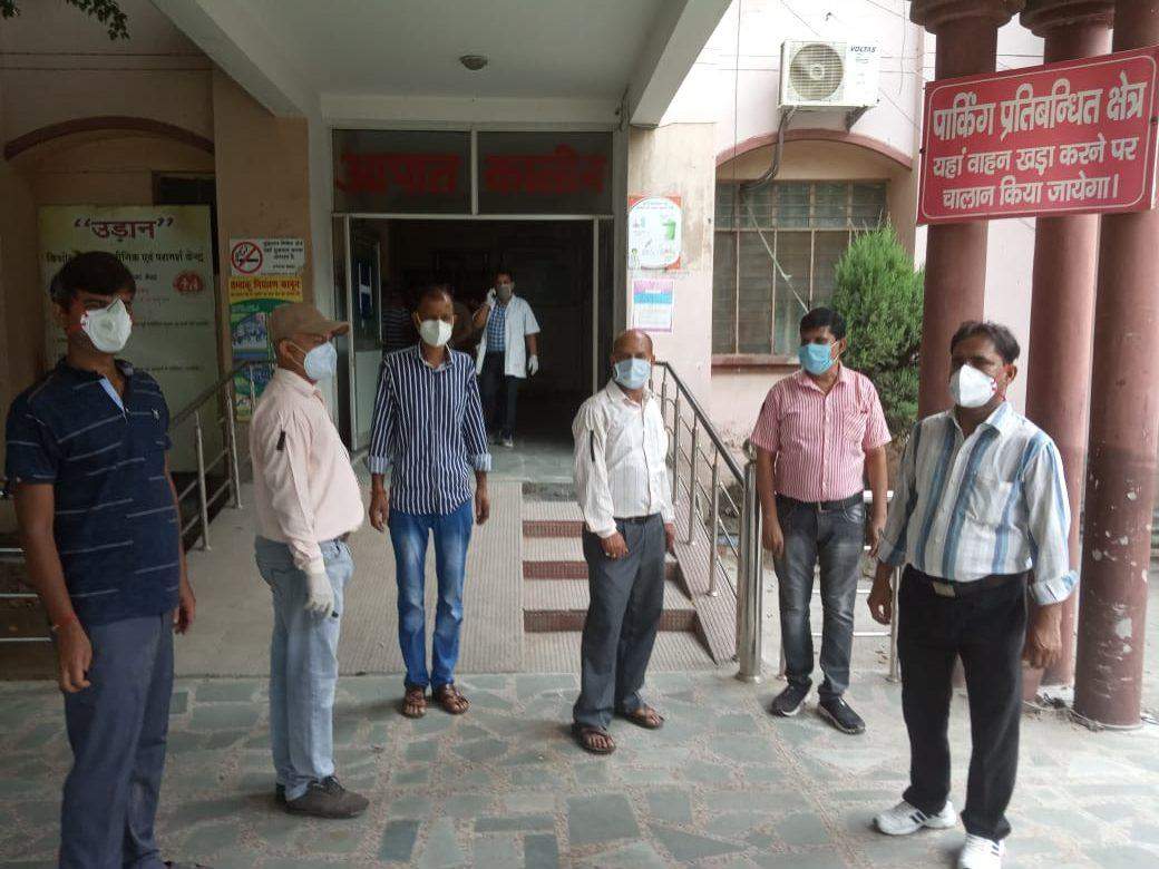रुद्रपुर जिला अस्पताल के चतुर्थ श्रेणी कर्मचारियों ने किया प्रदर्शन