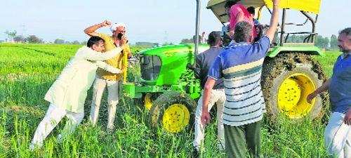 कृषि कानून के विरोध में कई किसानों ने अपनी फसलें की नष्‍ट