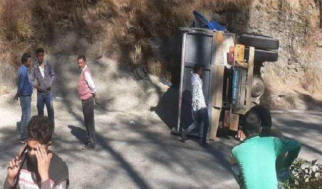 अल्मोड़ा- पहाड़ से टकराकर हाइवे पर पलटा डंपर, पल भर में ऐसे मिली मौत