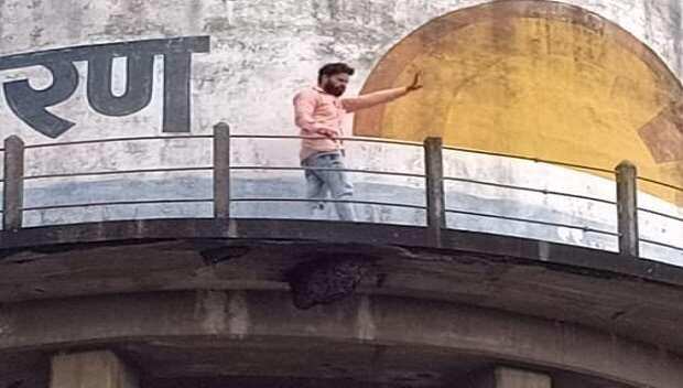 हल्द्वानी-फीस माफी को लेकर पानी की टंकी पर चढ़ा पार्षद, थम गई प्रशासन की सांसें