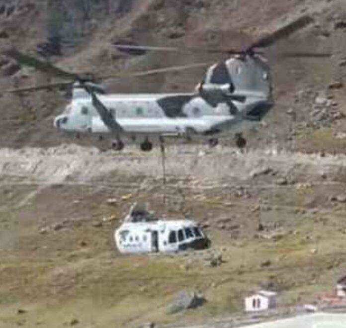 देहरादून- केदारनाथ में उतरा चिनूक हेलीकॉप्टर , ऐसे उठा ले गया एमआई-17 हेलीकाप्टर का मलबा