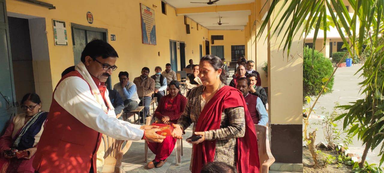 पीलीभीत: डा हरि सिंह ढिल्लो की जीत पर भाजपा जिला महामंत्री ने स्कूलों में किया मिष्ठान वितरण
