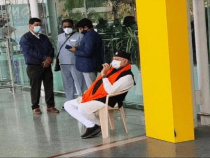 यूपी: समर्थकों को पुलिस ने पकड़ा तो एयरपोर्ट के बाहर धरने पर बैठ गए पीएम मोदी के भाई प्रह्लाद मोदी