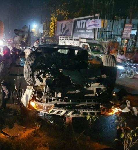 रुद्रपुर: श्यामा प्रसाद मुखर्जी चौक पर पलटी जीप, यातायात अवरूद्ध, चालक समेत दो घायल