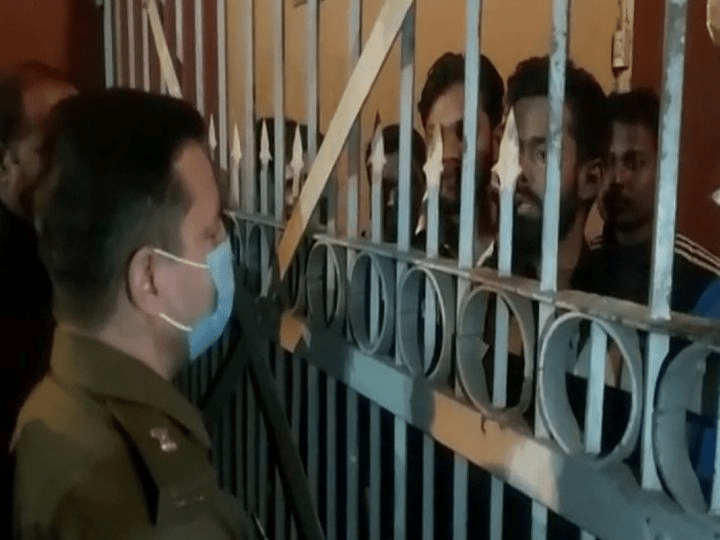 वाराणसी: बीएचयू के छात्रावास में असलहा मिलने से माहौल गरमाया, छात्रों ने सिंह द्वार बंद कर किया प्रदर्शन