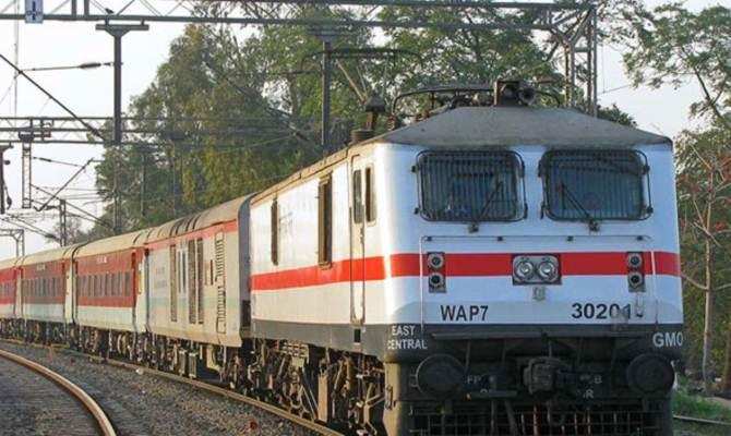 Indian Railways: सरकार 150 निजी ट्रेन चलाने की तैयारी में, अपनी पसंद के रूट पर चला सकेंगे ट्रेन