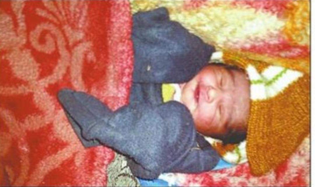नवजात बच्ची को किसी ने जन्म देकर फेंका, जिसे मिली उसने लड्डू बांटे और पहुंच गई पुलिस