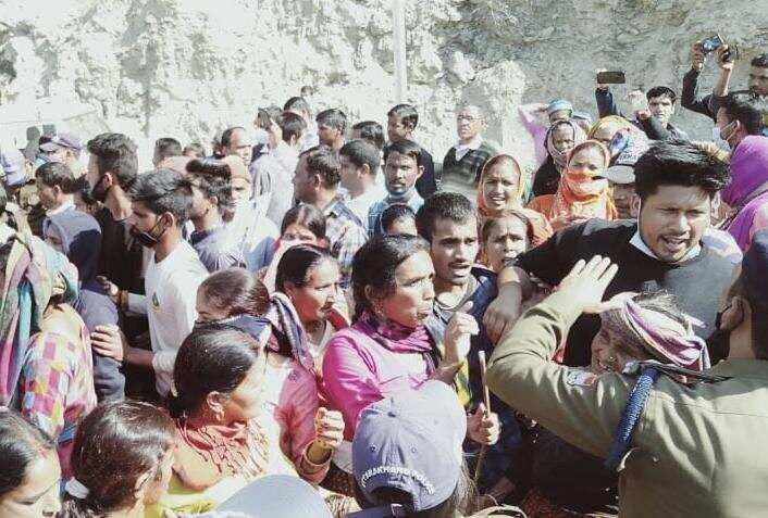 उत्तराखंड- डोबरा चांठी पुल के प्रभावितों ने पूर्व सीएम हरीश रावत का किया विरोध, पढ़े क्या है पूरा मामला