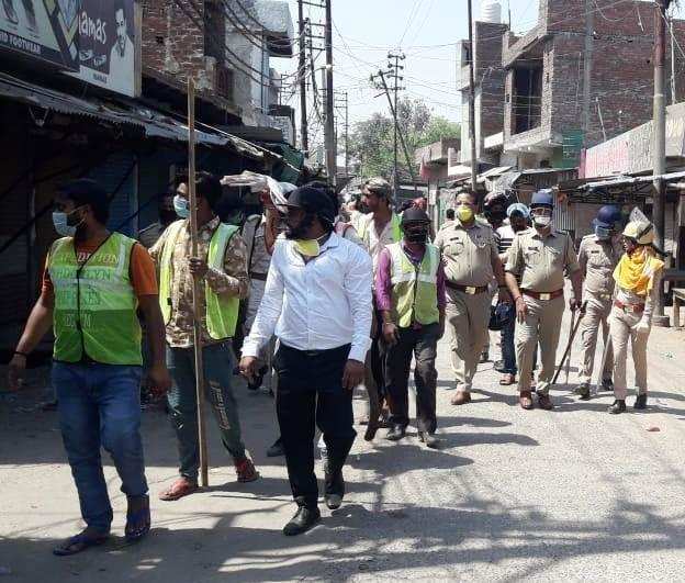 Aligarh : दुकानें बंद कराने गई पुलिस पर हमलावर हुए सब्जी विक्रेता, पथराव में कॉन्स्टेबल घायल
