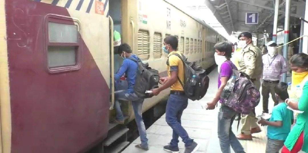 BAREILLY: बरेली जंक्शन से पश्चिम बंगाल के इतने प्रवासी श्रमिकों को लेकर रवाना हुई श्रमिक स्पेशल ट्रेन