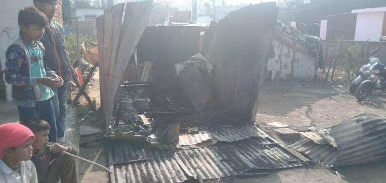 हल्द्वानी- बेरोजगारी का सहारा बनी थी दुकान, ऐसे धूं-धूं जलकर हुई खाक