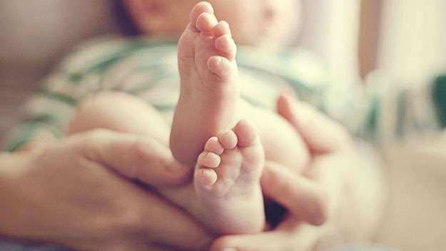 गर्भवती महिला को अस्पताल कर्मियों ने जबरन निकाला बाहर, महिला ने मजबूरन सडक़ पर दिया बच्चे को जन्म
