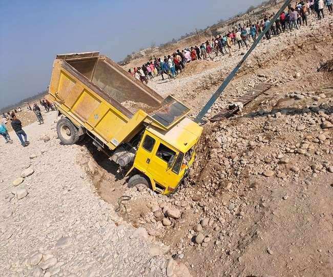 रामनगर-(बड़ी खबर)- कोसी नदी में गिरा श्रमिकों से भरा डंपर, एक की मौत, 17 घायल