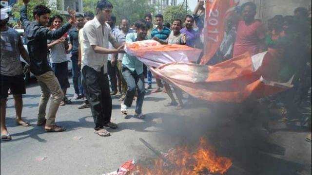 कोलकाता- पश्चिमी बंगाल में राजनीतिक हिंसा जारी, अब तीन टीएमसी कार्यकर्ताओं को बम से उड़ाया