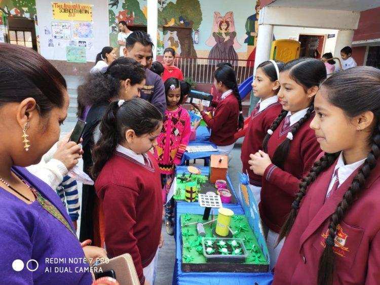 हल्द्वानी-आनंदा एकेडमी ने मनाया राष्ट्रीय विज्ञान दिवस, बच्चों ने दिखाई बाल विज्ञान प्रदर्शनी