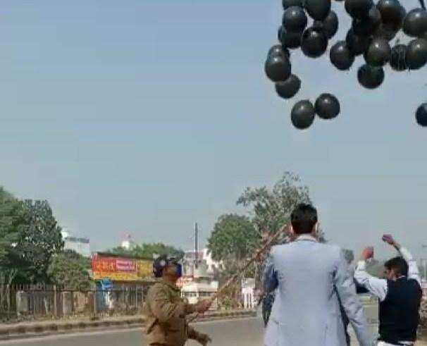 रुद्रपुर: काले गुब्बारे उड़ाकर सीएम का विरोध करने वालों का पुलिस ने किया यह हश्र