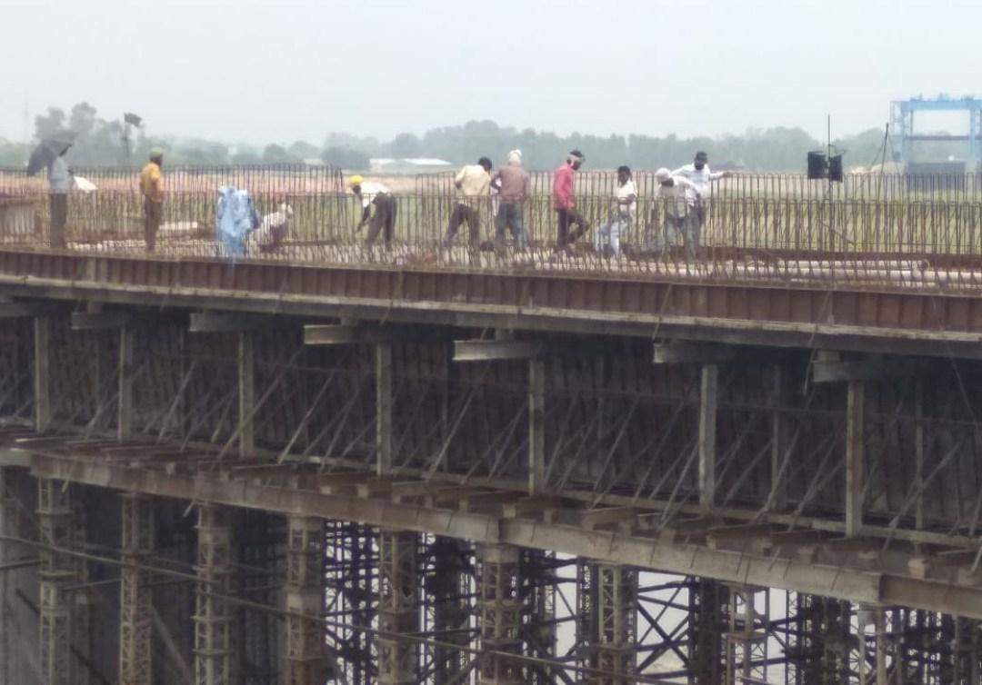 BAREILLY: लॉकडाउन के बाद तेजी से हो रहा है रामगंगा पुल का निर्माण कार्य,‌ जून तक पुल तैयार होने की संभावना