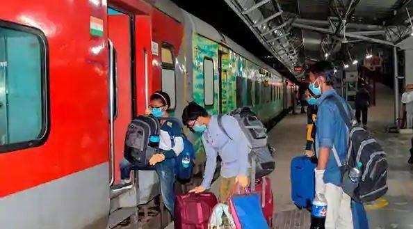 देहरादून-सात महीने का बाद राजधानी पहुंची ये ट्रेनें, यात्रियों ने ऐसे किया स्वागत