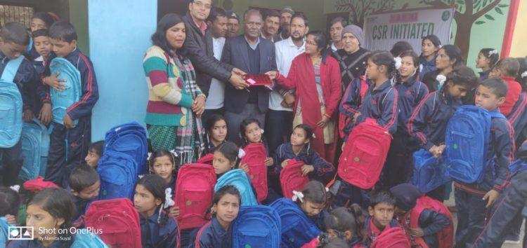 हल्द्वानी-ओखलकांडा ब्लॉक में बांटे 351 स्कूल बैग, ऐसे खिल उठे बच्चों के चेहरे