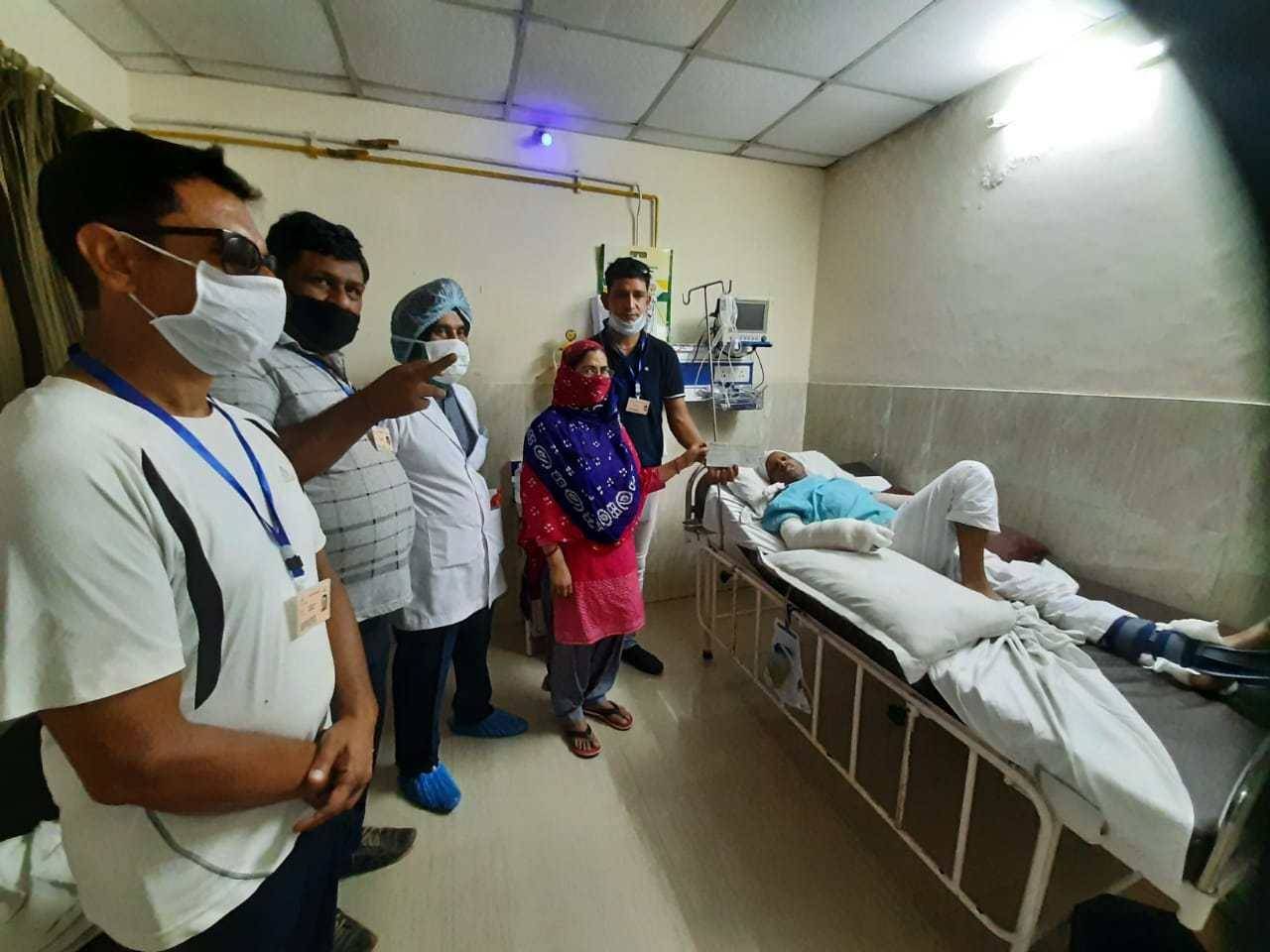 हल्द्वानी- टीम थाल सेवा ने बिजली विभाग के घायल लाईन मैन को दिये एक लाख, इस अस्पताल में जारी है इलाज