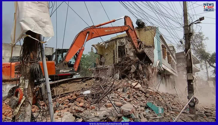 हल्द्वानी - ऊंचापुल चौराहे पर चला बुलडोजर, प्रशासन और नगर निगम की संयुक्त टीम ने अवैध निर्माण किया ध्वस्त