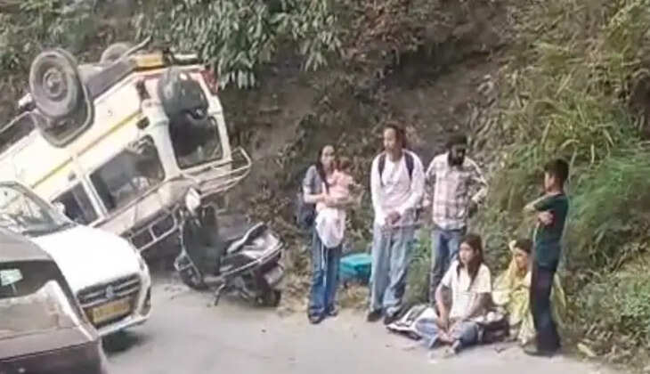 हल्द्वानी - भीमताल मार्ग पर सलड़ी के पास मैक्स वाहन पलटा, तीन यात्री घायल, उपचार के लिए एसटीएच भेजा&nbsp;